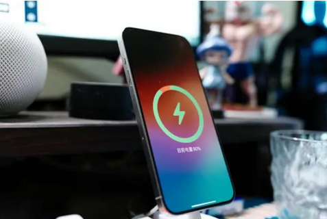 凌河苹果15换屏服务分享用什么充电器给iPhone15充电更好 